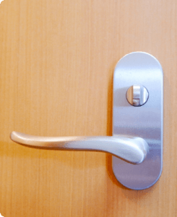 ドアの修理は自分 それとも業者 修理したときの費用相場を解説します リフォーム 修理なら リフォマ