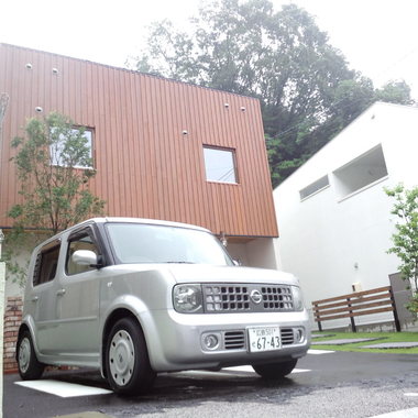 シックな外回り 駐車場 車