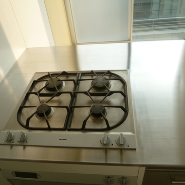 キッチンステンレスシンク・コンロ回り天板の艶消し加工研磨作業後