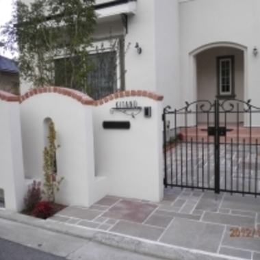 上品な雰囲気の玄関外装