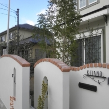 上品な雰囲気の外装 門壁