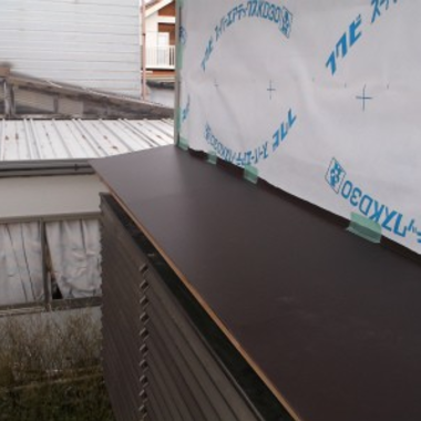 シートで覆われた軒下