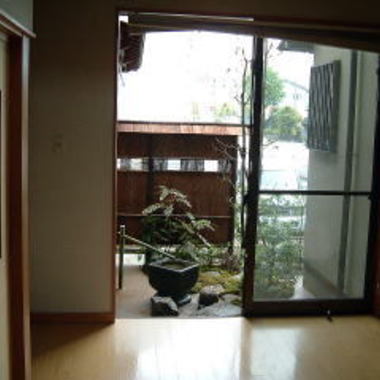 室内からの手水鉢