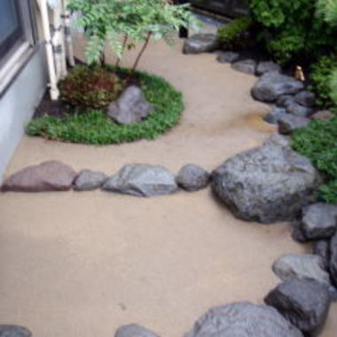 完成後の植木と石