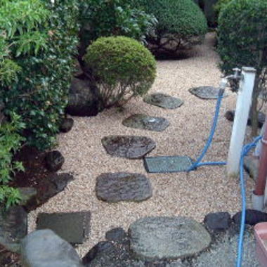 ガーデニング・砂利敷き施工後の飛び石と水道