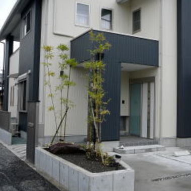 小庭・つくばい施工後の住宅外観