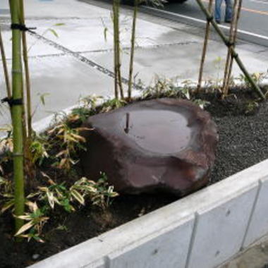 小庭・つくばい施工後のつくばいのアップ