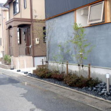 坪庭・木庭施工後の住宅横 玄関近く