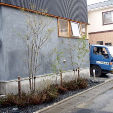 坪庭・木庭施工後の住宅横