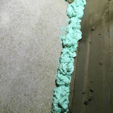 害獣駆除後の屋根裏 隙間うめ作業後 コーティング2