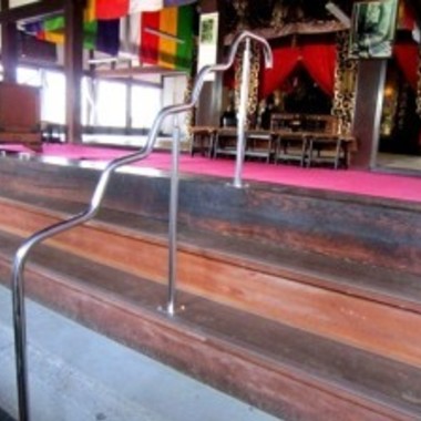 西尾市　お寺　参道手摺取り付け工事の施工後写真（1枚目）