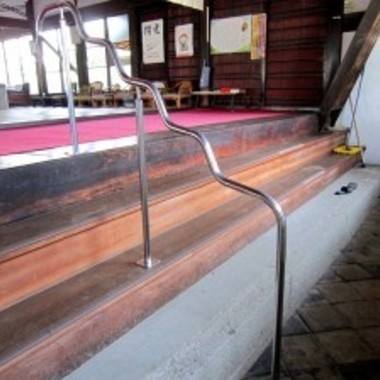 西尾市　お寺　参道手摺取り付け工事の施工後写真（2枚目）