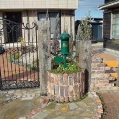 安城市　エクステリア施工事例　アイアン製の門扉と天然木が調和の施工後写真（1枚目）