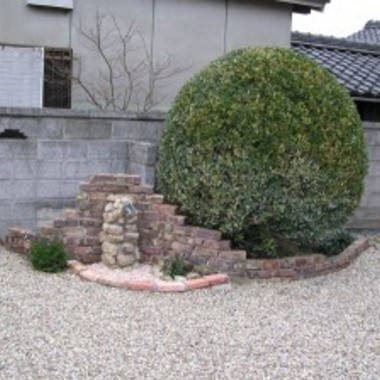 安城市　エクステリア施工事例　アイアン製の門扉と天然木が調和の施工後写真（3枚目）