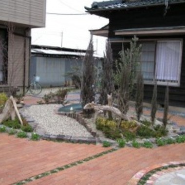 安城市　エクステリア施工事例　アイアン製の門扉と天然木が調和の施工後写真（4枚目）