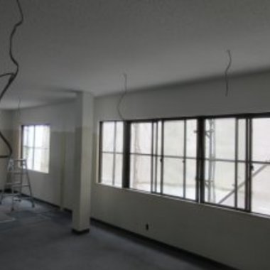 レンタルルームの内部塗装工事中 全体