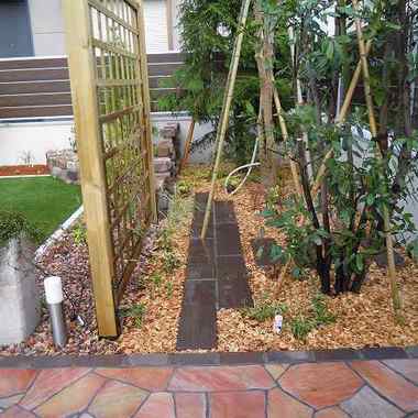 ガーデニング作業 ラチスパネル