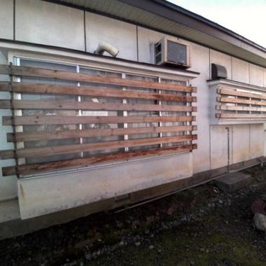 窓の雪囲い設置後