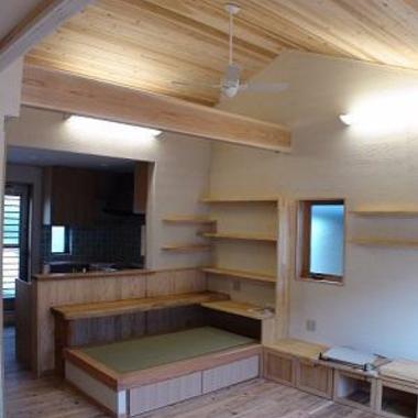 泉都市街を臨む家 小上がり