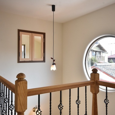 異国を想像する輸入住宅、パティオ（中庭）のある新築の施工後写真（1枚目）