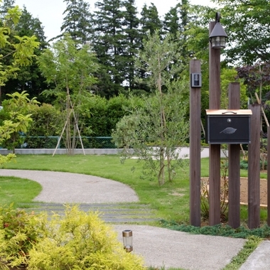 庭 リフォ－ム後 正門から庭全体