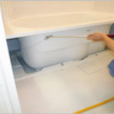 浴室エプロン内部の高圧洗浄途中 1