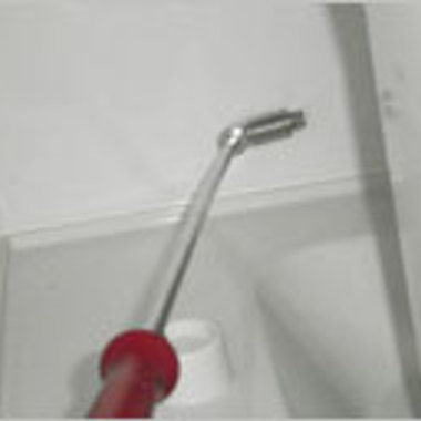 浴室エプロン内部の高圧洗浄途中 2