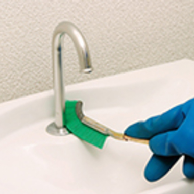 トイレクリーニング作業 吐水口