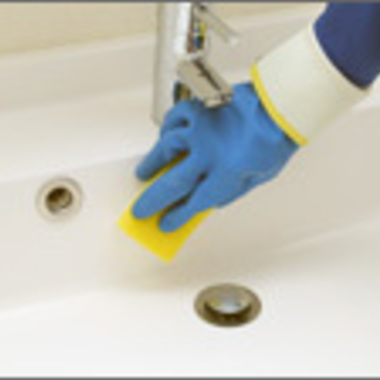 スポンジでの洗面シンクの清掃