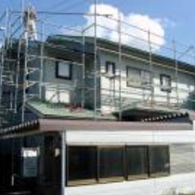 足場を組んだ住宅外観