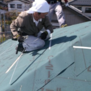 シートが張られた屋根での作業