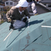 シートが張られた屋根での作業