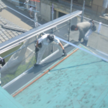 金属瓦の設置作業