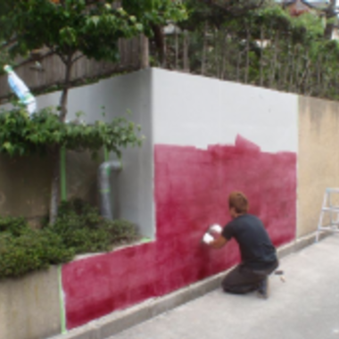 白とピンクに塗られた土留