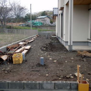 施工中の住宅横スペース