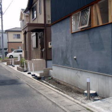 施工前の住宅横 玄関近く