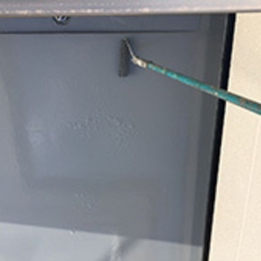 塗装作業 グレーの壁