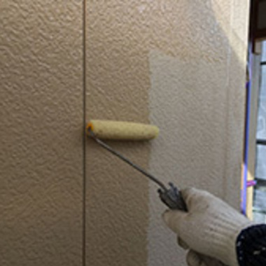 塗装作業 ベージュの壁