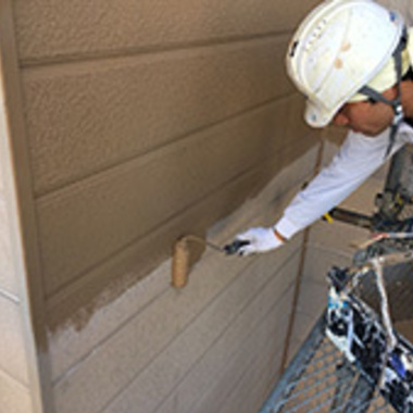 塗装作業 茶色の壁