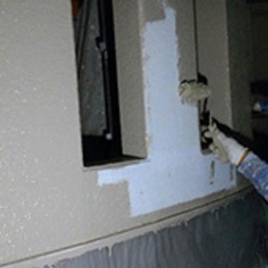 塗装作業 ベージュの壁