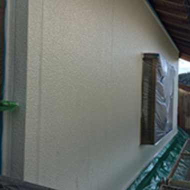 塗装中 窓と白い壁