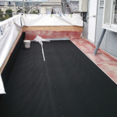 塗装中 シートを張ったベランダ床