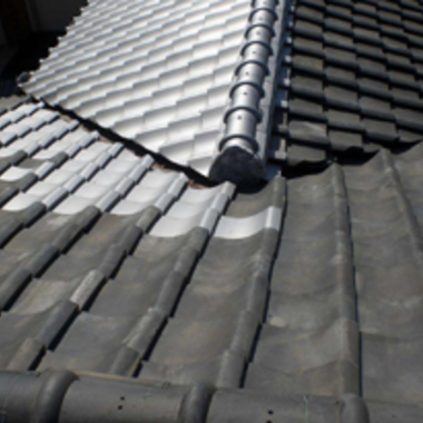 施工前の部分的に色の違う屋根瓦