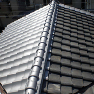 施工前の大棟を挟んで違う色の屋根瓦