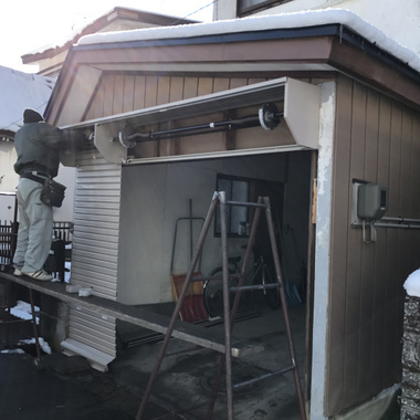 シャッター交換作業中