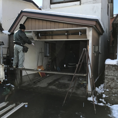 シャッター取付作業中