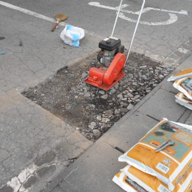 駐車場アスファルト補修工事　価格11万円（税込）の施工前写真（1枚目）