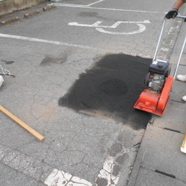 駐車場アスファルト補修工事　価格11万円（税込）の施工前写真（2枚目）