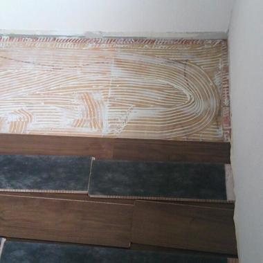 作業中の床と床材