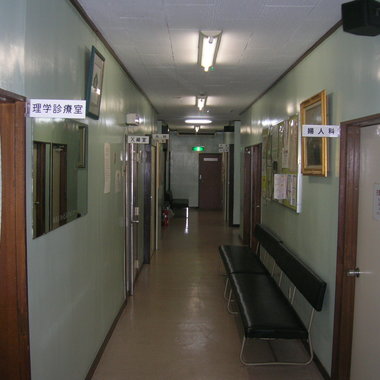 既存の産婦人科の診療を継続しながら工事を順に分けて耐震補強工事も同時にリニューアルした事例の施工前写真（1枚目）